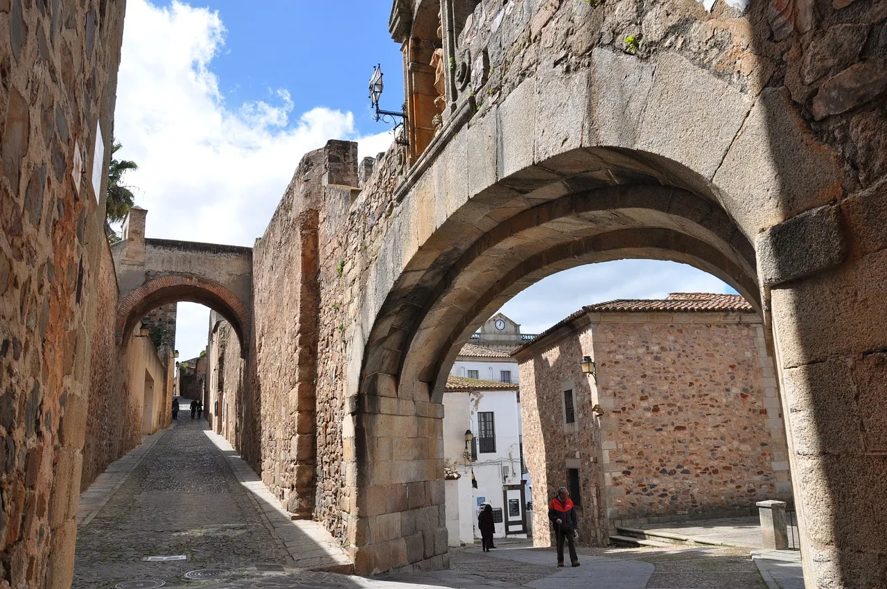 Tour de 6 días desde Madrid: Cáceres y Sevilla con estancia en Madrid