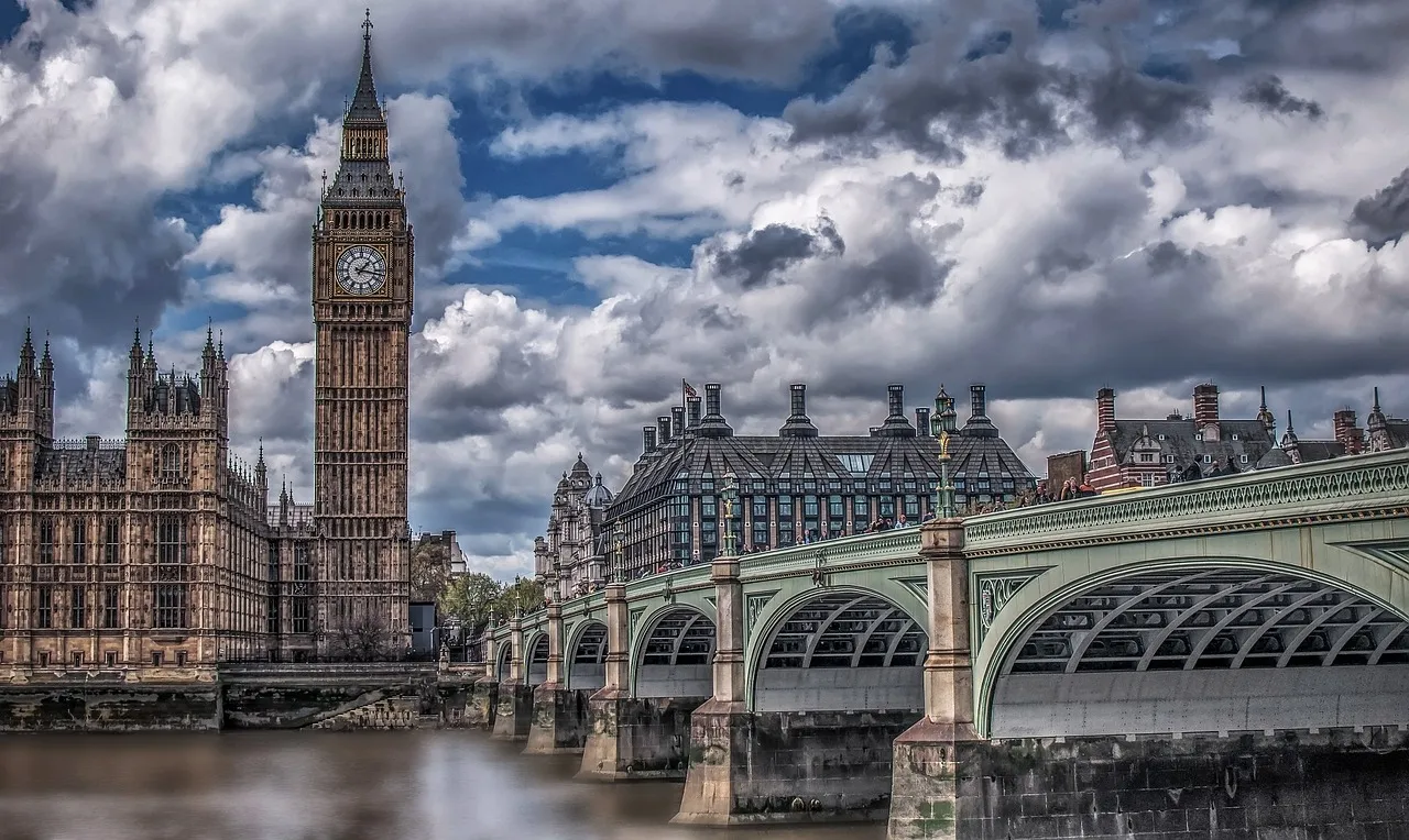 Tour de 9 días desde París: Londres y castillos del Loira