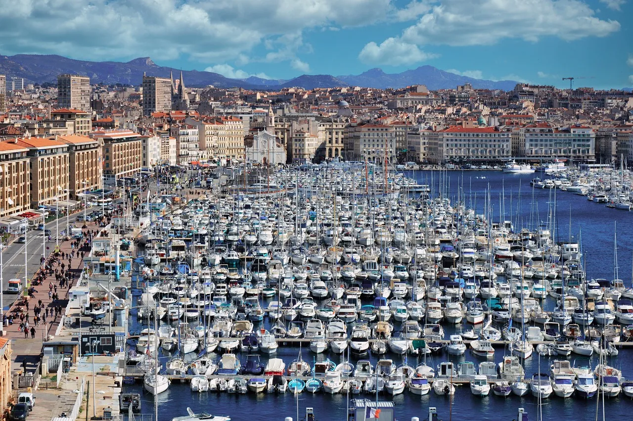 Tour de 8 días desde Barcelona: París, Lourdes y Provenza