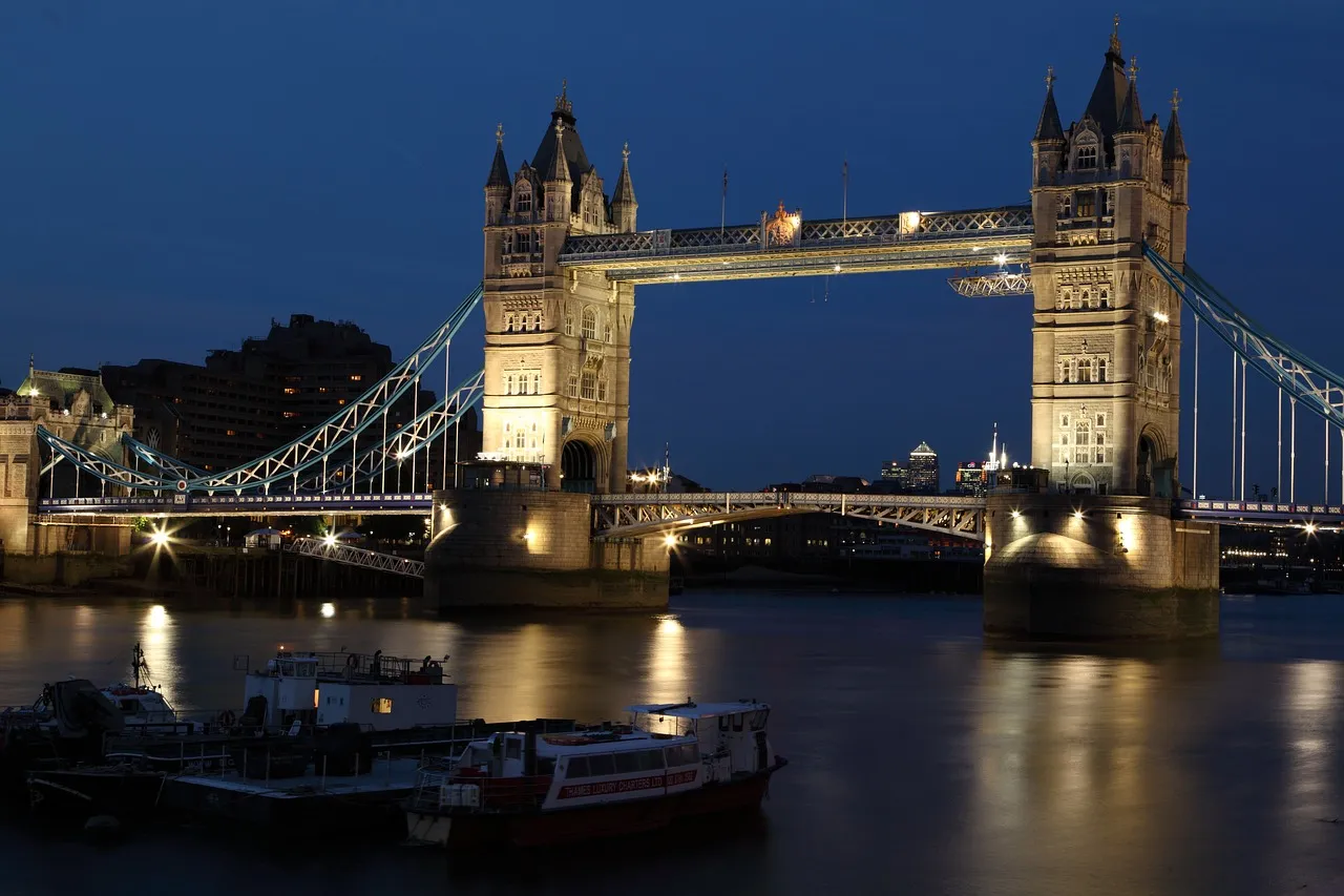 Tour de 10 días desde Roma: París y Londres